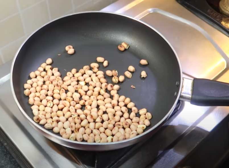 roasted peanut in a pan