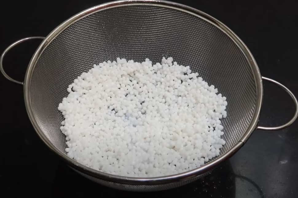 strain sabudana in strainer